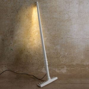 Karman Tobia - LED stojací lampa ve tvaru hrábí