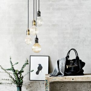 Avra - minimalistické závěsné světlo v mosazi