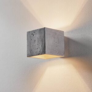 Nástěnné světlo Ara jako krychle z betonu