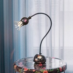 serien.lighting Poppy stolní lampa s květy