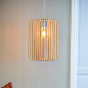 Závěsné světlo Asti z dřevěných lamel, výška 40 cm