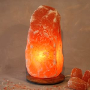 Osvětlený solný krystal Rock s dřevěným soklem