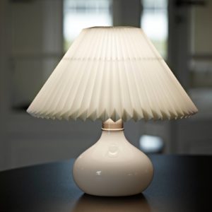 LE KLINT 314 stolní lampa, bílá/mosaz, výška 27cm