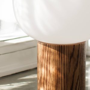 Stolní lampa Skene ze dřeva a skla 44cm