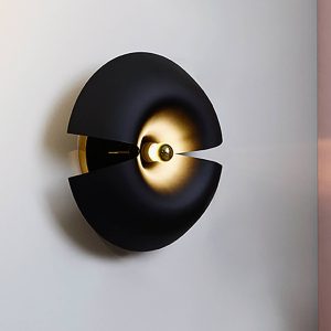 Nástěnné svítidlo AYTM Cycnus, černé, Ø 45 cm